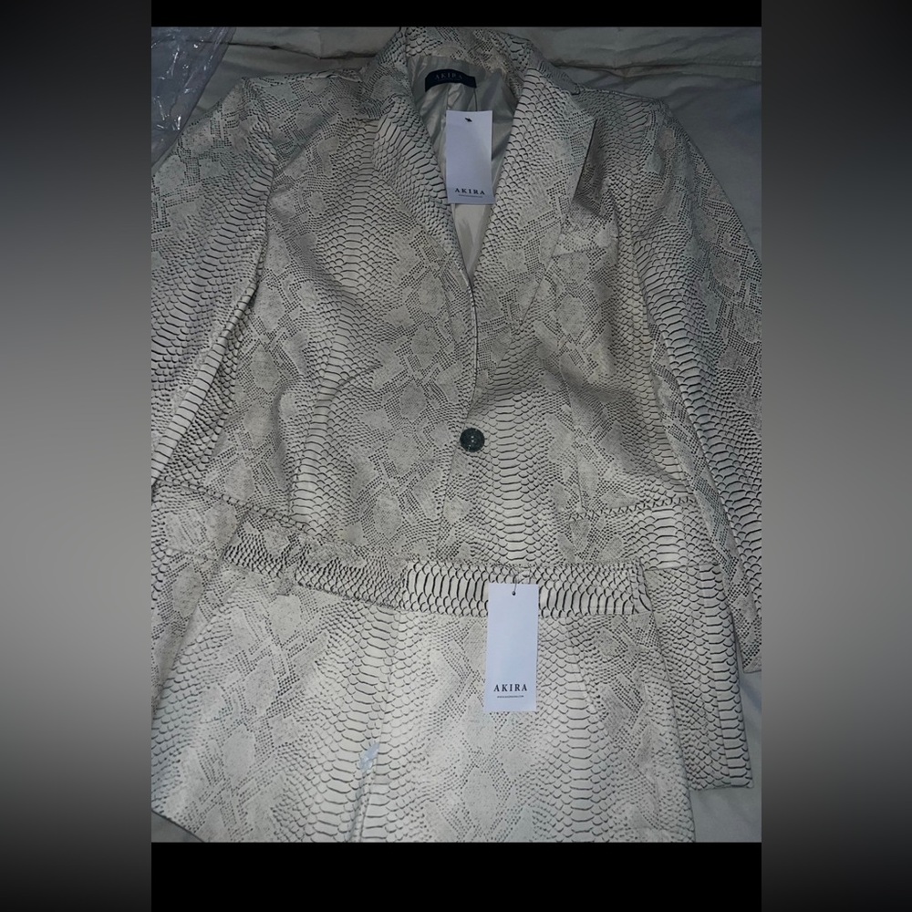 AKIRA Snake Skin Oversized Blazer & Shorts Fashion Statement Color: Cream/Black